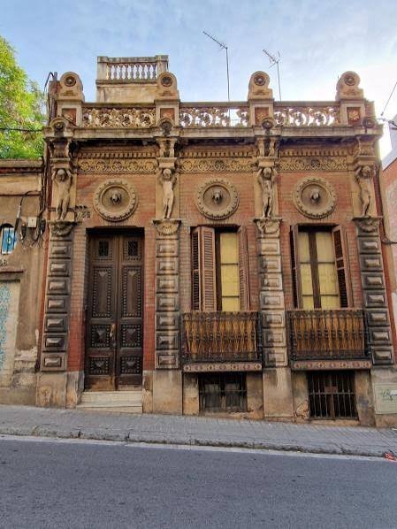 AVallcarca's tweet photo. A Vallcarca, l'Ajuntament del @pscbarcelona vol enderrocar el poc que queda del patrimoni històric, arquitectònic i popular del barri a l'eix C/ Bolívar - Av. Vallcarca, inclosa la Casa dels Gossos i altres edificis de finals del s. XIX https://t.co/SFNqL7DI8C