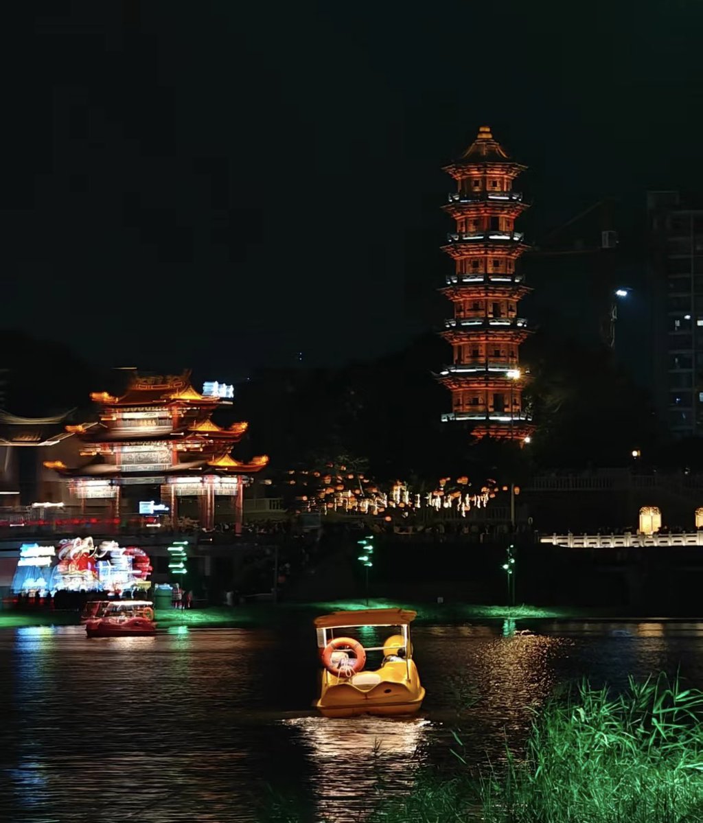 FuqingChina's tweet photo. As #evening falls over #Fuqing's Liqiao Ancient Street, the view from Longshou #Bridge is pure serenity. The Ruiyun Pagoda stands gracefully by the river while sightseeing boats drift across the water, their lights shimmering in the gentle ripples.
(Photo Credit: 旺情水) https://t.co/n233klacle