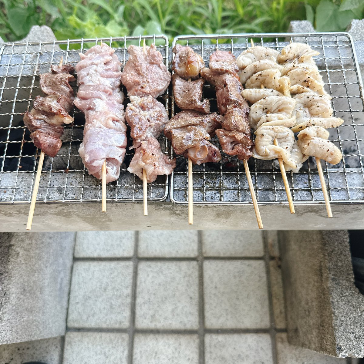 pavasaitoo's tweet photo. U字溝使って簡易な焼き鳥してるわ https://t.co/3qjMLldkzB