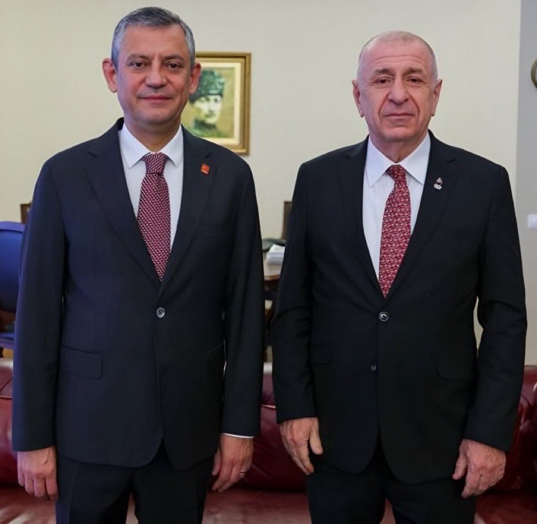 DailyTurkst's tweet photo. Ümit Özdağ, Özgür Özel’e seslendi:

“Sayın Özel, Atatürk’ün çizgisine gelin. 

Bu yasaya evet diyerek, yasanın Türk devleti ve Türk milletine karşı bir suç olduğunu zımnen kabul eden bir sürecin parçası olmayın. 

24 yıl boyunca iktidarın yanlış yaptığını söyleyip, günün sonunda onun getirdiği yasaya imza atmak muhalefet değil, kendi itirazını inkâr etmektir.”