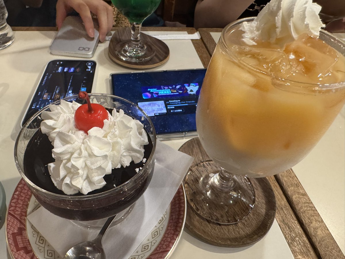 2929Tei_VRC's tweet photo. オフ会でカフェに来てまでVRChatを行うぶいあーるチャッターの鑑 https://t.co/f9iV7MfPbc
