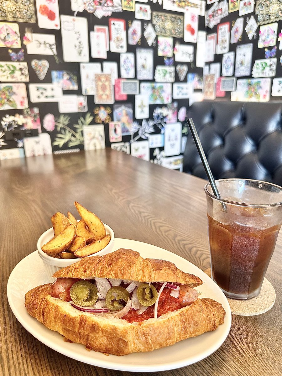 chochan_space's tweet photo. ランチに行ったカフェ🥐
パリパリサクサクなクロワッサン
にソーセージ・オニオン
ハラペーニョ・ピリ辛トマトソースがサンドされている
ファイヤークロワッサンにしました
住宅地内にあるお洒落なカフェ😊
#カフェ #ランチ https://t.co/shQgir76Cb