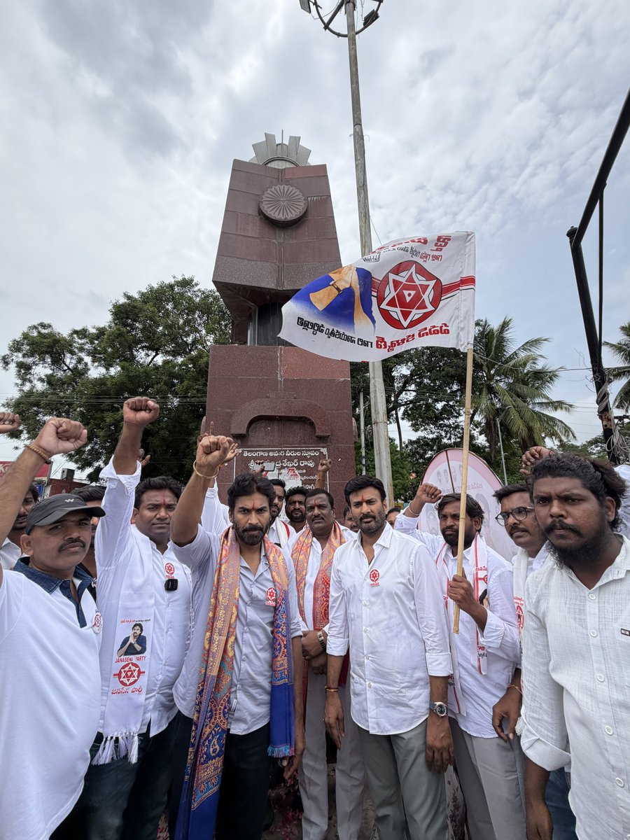 JSPTelangana's tweet photo. జనసేన పార్టీ కరీంనగర్ పార్లమెంట్ కార్యకర్తల ఆత్మీయ సమావేశంలో భాగంగా కరీంనగర్ పార్లమెంట్ జనసేన పార్టీ నూతన కార్యాలయం ఆదివారం ప్రారంభించారు. రాష్ట్ర నాయకులు డాక్టర్ శ్రీ బండారు రాజ్ కుమార్ ఆధ్వర్యంలో జరిగిన ఈ కార్యక్రమంలో జనసేన పార్టీ ప్రధాన కార్యదర్శి శ్రీ తాళ్ళూరి రామ్, తెలంగాణ రాష్ట్ర ఇన్చార్జ్ శ్రీ నేమూరి శంకర్ గౌడ్, ప్రచార కార్యదర్శి శ్రీ సాగర్ అర్.కె. నాయుడు పాల్గొన్నారు. అనంతరం కరీంనగర్ పార్లమెంట్ జన సైనికుల ఆధ్వర్యంలో బైక్ ర్యాలీ నిర్వహించారు. కరీంనగర్ జనసేన పార్టీ కార్యాలయం నుండి మొదలైన ర్యాలీ నాకా చౌరస్తా, గాంధీ చౌరస్తా గుండా, కోర్టు చౌరస్తా వరకు చేరుకుని, కోర్టు చౌరస్తా వద్ద గల డాక్టర్ బీ.ఆర్. అంబేద్కర్ గారి విగ్రహం వద్ద నివాళి అర్పించారు. అనంతరం అమరవీరుల స్తూపం వద్ద తెలంగాణ అమరవీరులకు నివాళి అర్పించారు. కరీంనగర్ పట్టణం, బస్టాండ్ చౌరస్తా నుండి వేద భవనం పక్కన ఉన్నటువంటి వాసరా గార్డెన్స్ వేదికకు చేరుకున్నారు.

#JSPChaloKarimnagar #JSPTelangana #JanaSenaTelangana