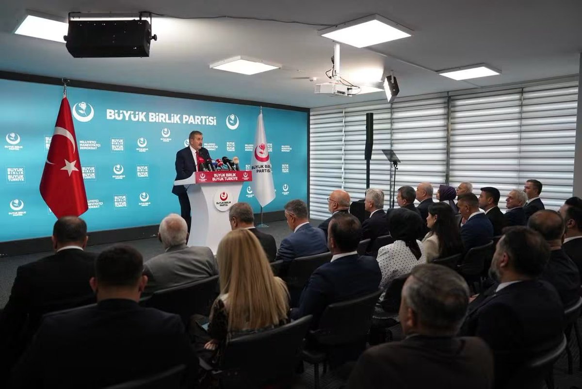 ofssahin's tweet photo. Genel başkanımız sayın Mustafa Destici Bey’in başkanlığında Merkez Karar ve Yönetim Kurulu (MKYK) Toplantımızı gerçekleştirdik.
- Terörsüz Türkiye sürecine ilişkin milli dayanışma ve toplumsal bütünleşmeye dair kanun teklifine onüç maddelik çok önemli çalışmalarımızı  konuştuk . 
- Türkiye ekonomisinin mevcut durumu, yaşanan ekonomik sıkıntılar ve bu sorunları değerlendirdik 
Toplantımızda alınan kararların ve yapılan değerlendirmelerin ülkemiz ve aziz milletimiz için hayırlara vesile olmasını diliyorum.
@Mustafa_Destici @bbpiletisim @bbpgenelmerkez