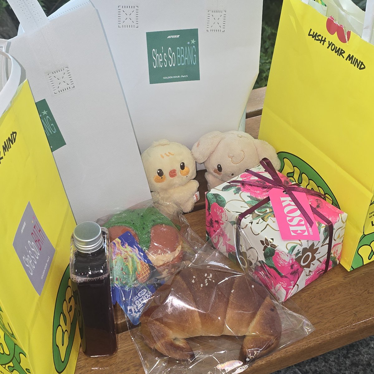 TACO_0323's tweet photo. 260809 가요대전 summer 역조공💕

she's so BATH(LUSH)🫧
she's so BBANG(Kims Deli Market)🥐

#에이티즈 #ATEEZ https://t.co/8EUTsgocZr