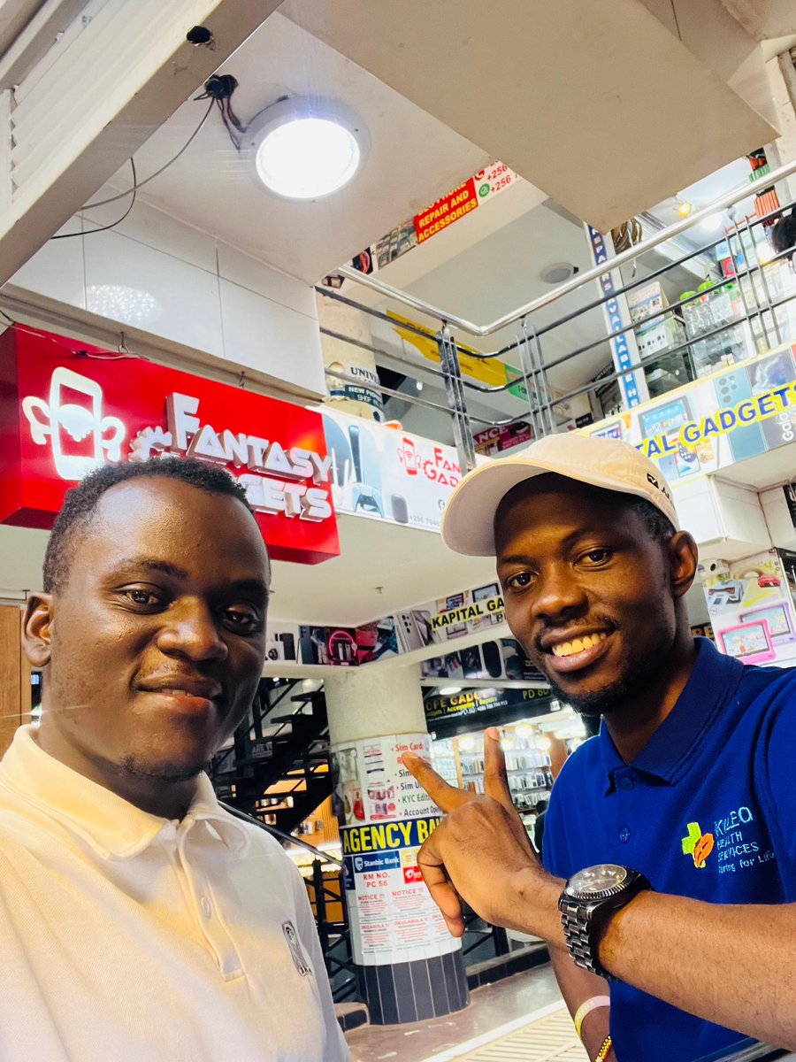 Dienyc2020's tweet photo. My top guy @FezeIsmail1 obviously is growing big!!!! 
Financial advisor and business man🤝🤝
Remember to show up at his  #IsmailMobilePhones
#NewpioneermallPD76 https://t.co/0khL9uraRl