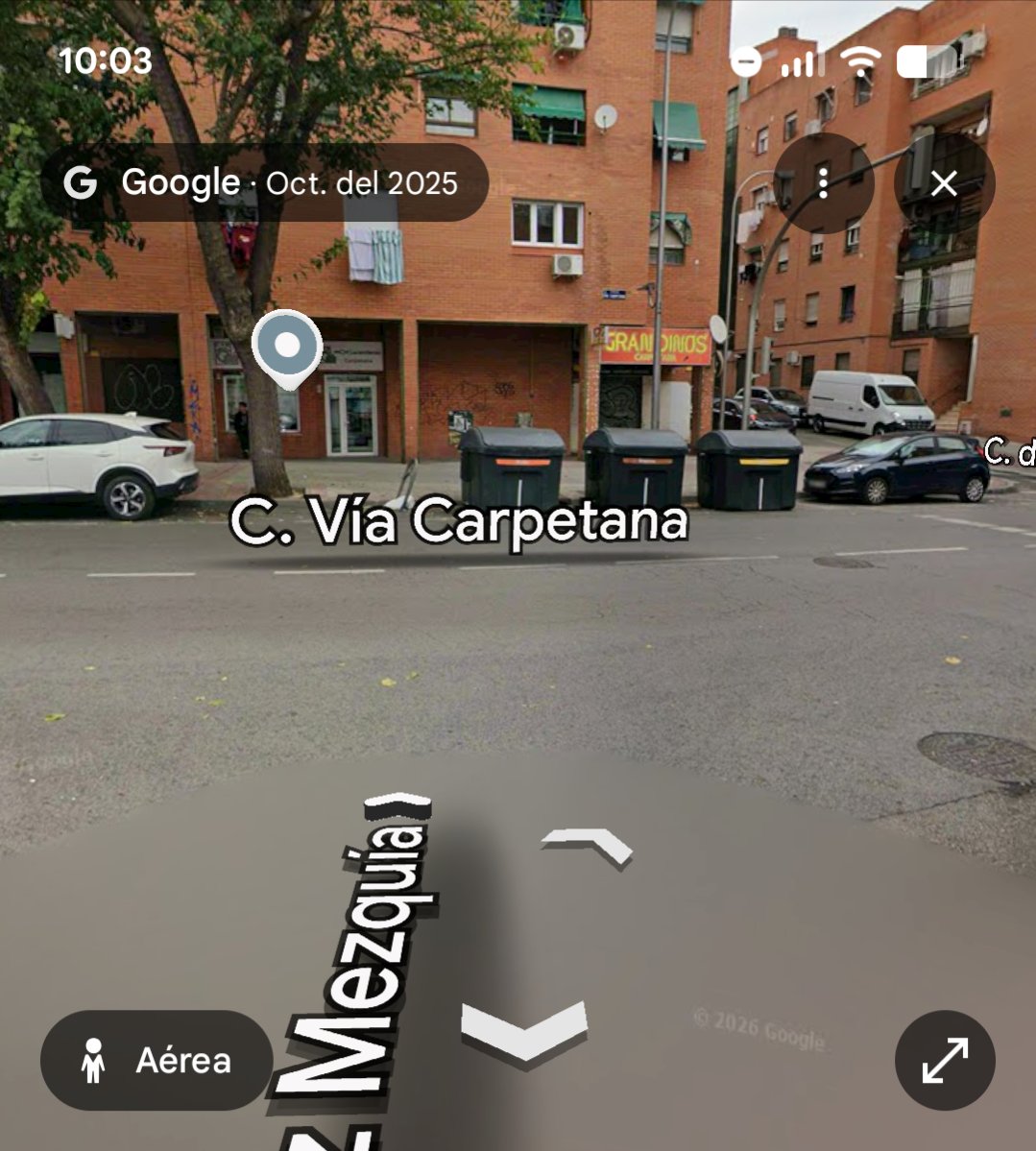 cjcantero's tweet photo. Las nutrias vuelven al Manzanares... Y las ratas a las calles de Latina/Carabanchel. 
Vayan a los cubos de via carpetana 228. Es un espectáculo a las 7 de la mañana https://t.co/9M7XEN0xmx