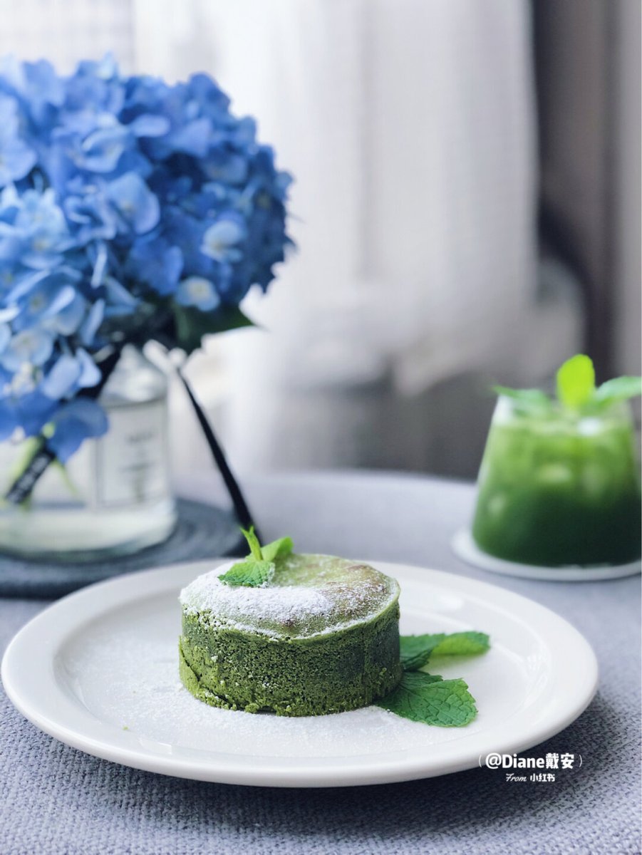 darrep338's tweet photo. Just found the ultimate hidden gem café in downtown! Their matcha lava cake oozes velvety white chocolate and pairs perfectly with iced latte. 10/10 would come back next week! https://t.co/9P6ng4DIFS