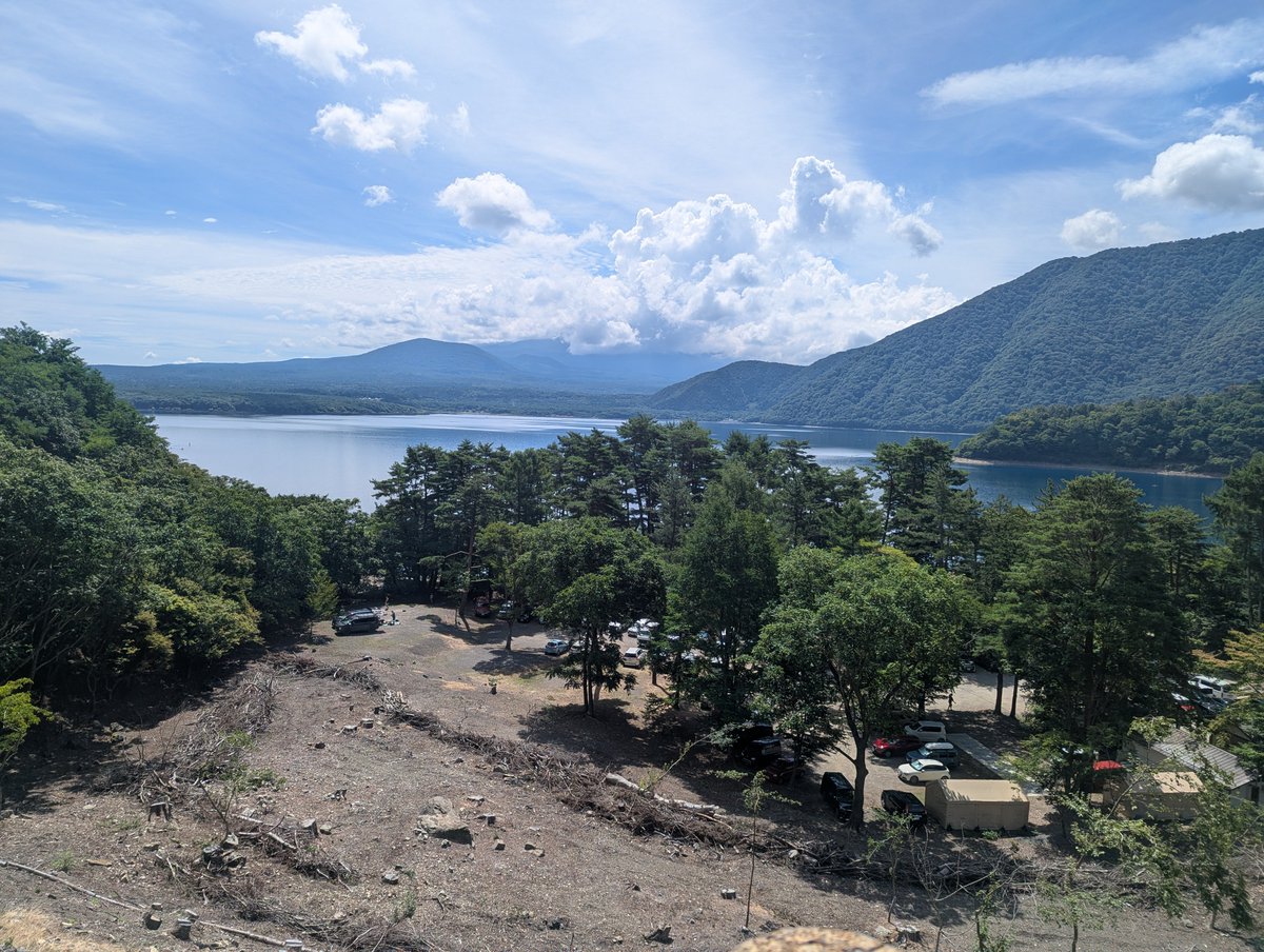 Yaxtusyi's tweet photo. 行く途中の柳沢峠ではよく見えたのに、本栖湖着いたら富士山隠れてた😅 https://t.co/4TsRoPap0c