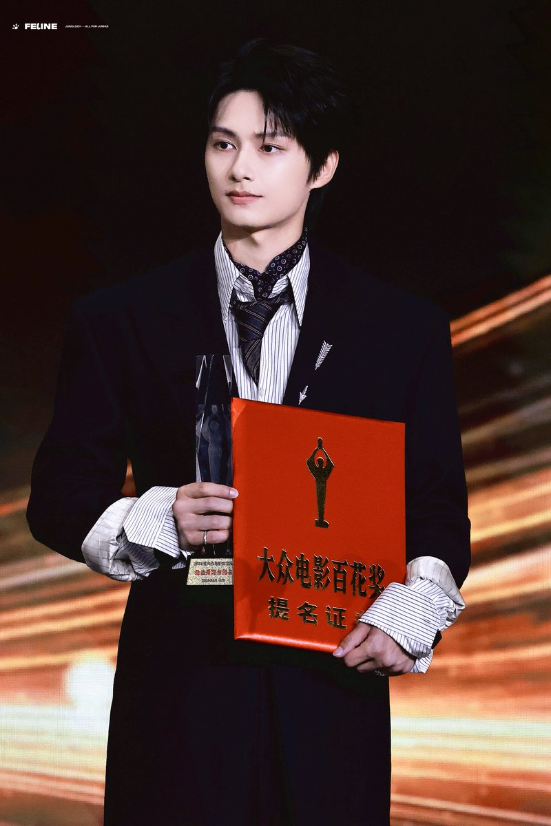 FELINE_JUNOLOGY's tweet photo. 260809 제38회 대중영화 백화상

우리 배우 문준휘, 진심으로 축하해 👏👏

#준 #준휘 #JUN #문준휘 #文俊辉 #ジュン #세븐틴 #SEVENTEEN https://t.co/vt4ArtShz6