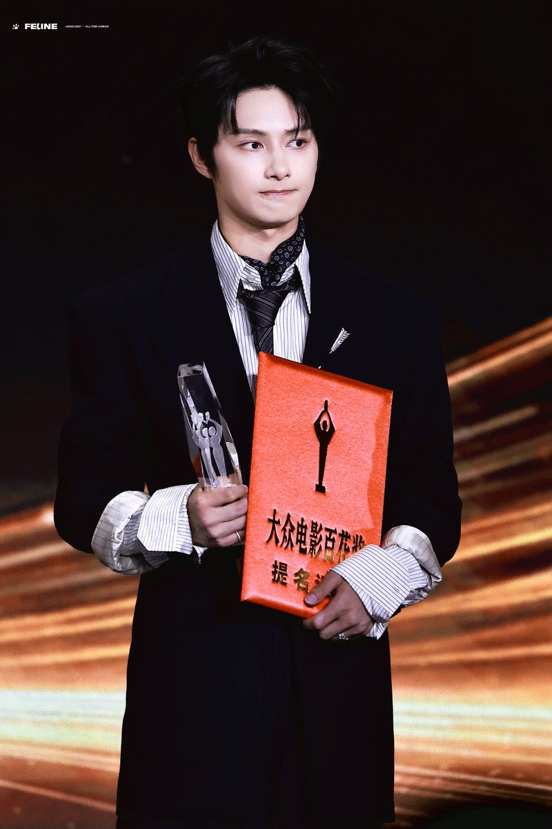 FELINE_JUNOLOGY's tweet photo. 260809 제38회 대중영화 백화상

우리 배우 문준휘, 진심으로 축하해 👏👏

#준 #준휘 #JUN #문준휘 #文俊辉 #ジュン #세븐틴 #SEVENTEEN https://t.co/vt4ArtShz6