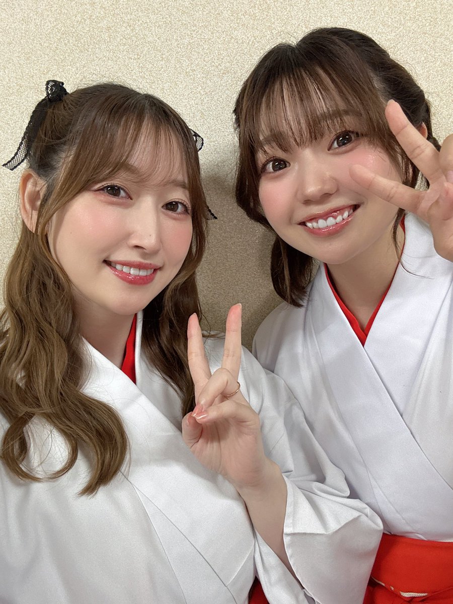 HiRoMi_ig's tweet photo. 1部トークショーありがとうございました！本物の巫女服をお借りいたしました✨
きららちゃんに合わせてハーフアップに黒リボンです💚 
#あんこと竹駒神社 https://t.co/2kJ5oo7ZX9