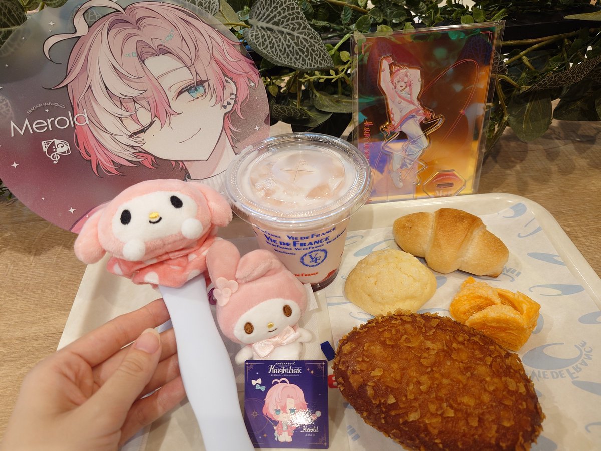 __Rio_20's tweet photo. @voice_singing 

京都のこまめとあかにゃんさんと休憩してます🍞

メロルドの衣装めちゃくちゃ似合ってたよー！
夜の部も楽しみにしてます(*˘︶˘*)🎤 https://t.co/XsBQpfN3EK