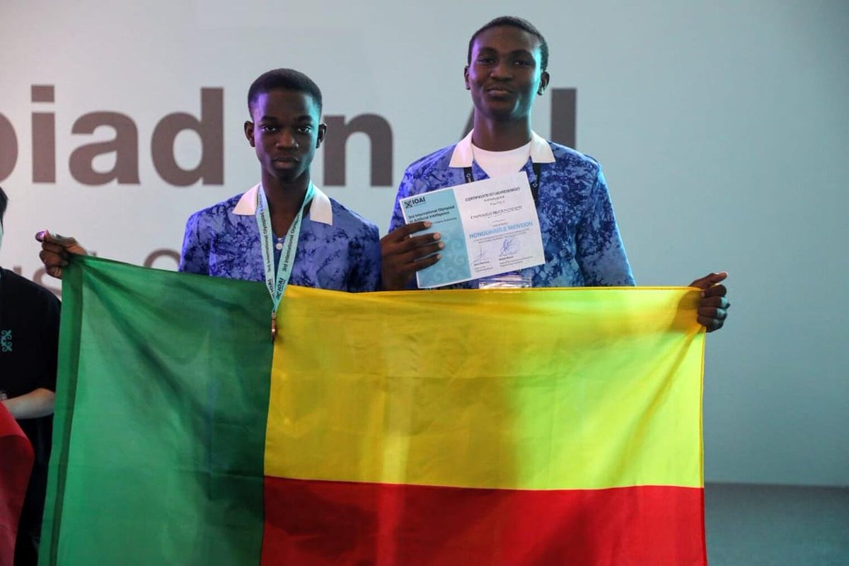 LNTribune's tweet photo. Le #Bénin se classe 3ᵉ en #Afrique aux Olympiades internationales d'#IA 2026 avec deux distinctions
Le Bénin occupe désormais la 3ᵉ place africaine aux Olympiades internationales d’intelligence artificielle (#IOAI). Ce classement repose sur deux distinctions obtenues par de jeunes lycéens béninois lors de l’édition 2026 de la compétition, disputée à Astana, capitale du #Kazakhstan, du 2 au 8 août, face à 437 candidats venus de 106 pays. #EmmanuelChristianoGuidimadjegbe, élève au Collège catholique Notre-Dame de Lourdes de Porto-Novo, a remporté la médaille de bronze. #RaphaelNguebou, scolarisé au Lycée technique F.M. Coulibaly de Cotonou, a de son côté obtenu une mention honorable. Ce sont ces deux résultats combinés qui permettent au pays d’accéder au podium continental de la compétition.