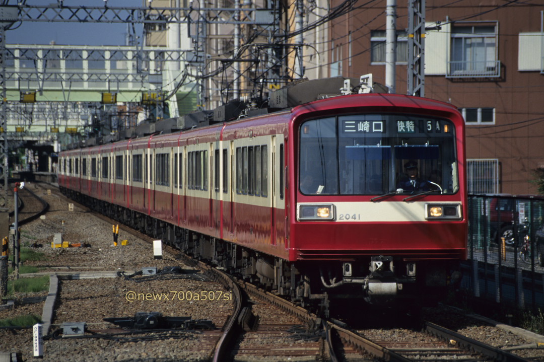 newx700a507si's tweet photo. 昔の快特特急交互ダイヤ、川崎以北は特急急行が並行ダイヤ的になって快特が速達的な立ち位置、横浜文庫は快特特急が並行ダイヤで走り急行が無退避で逃げ切って輸送力を補完、文庫以南は停車駅の差で快特が追いついて久里浜で接続、とかなりきれいだったけど、現行交互ダイヤは諸々悩ましいなと。 https://t.co/734EMFMkj4