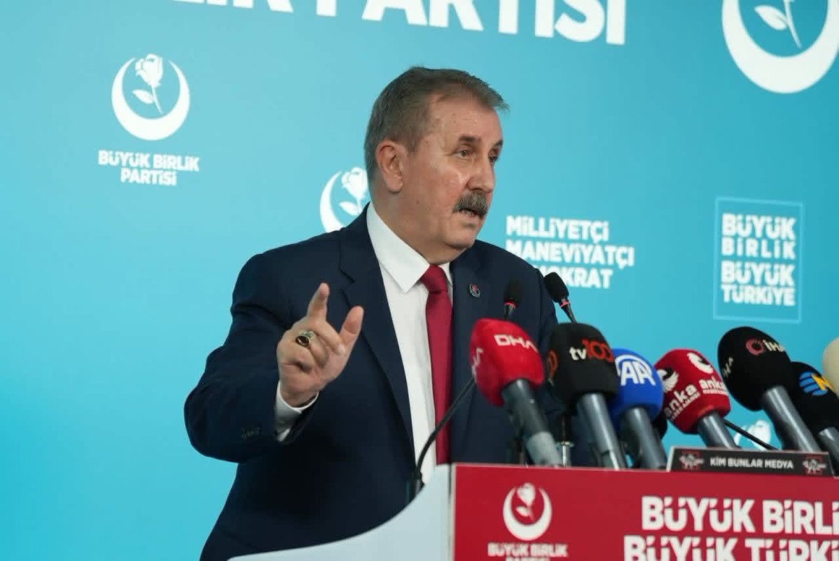 ofssahin's tweet photo. Genel başkanımız Mustafa Destici , ne dedi ? 

🔴 Terör örgütü mensuplarına af veya hukuki imtiyaz kabul edilemez.
🔴 PKK’nın tüm uzantılarının silah bırakması ve fesih süreci sahada somut ve bağımsız şekilde doğrulanmalıdır.
🔴 Şehit ailelerinin, gazilerin ve terör mağdurlarının hukuku korunmalıdır.
🔴 Terör örgütü mensuplarının devlet kurumlarına sızmasına kesinlikle izin verilmemelidir.
🔴 Devletin ülkesi ve milletiyle bölünmez bütünlüğü, üniter yapı, tek bayrak, tek vatan ve tek millet anlayışı tartışma konusu yapılamaz.
#MustafaDestici
#BüyükBirlikPartisi
@Mustafa_Destici @bbpgenelmerkez