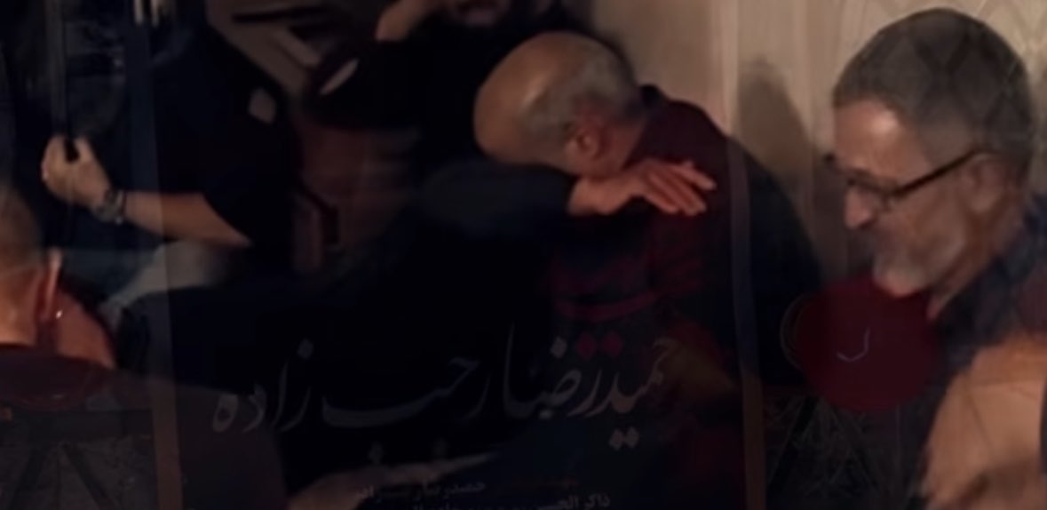 Anilhastam's tweet photo. وقتی فیلم پدر «حمیدرضا رجب زاده» رو تو مراسم پسرش دیدم
یاد این حرف سردار سلیمانی افتادم:
من تا بخواهم اصول دیپلماسی شما را رعایت کنم و به این و آن بگویم؛ آن ها سر بچه های مردم را بریده اند… https://t.co/RhOicqG53P