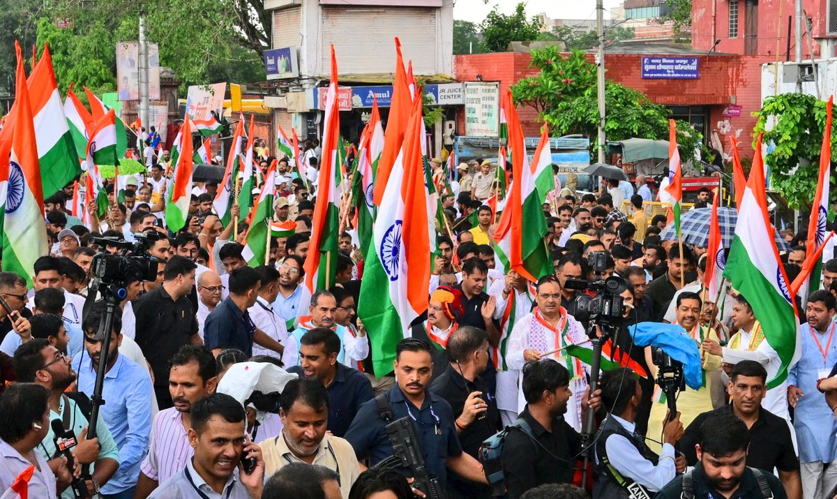 BhajanlalBjp's tweet photo. 🇮🇳🇮🇳🇮🇳

जयपुर के ऐतिहासिक अल्बर्ट हॉल से माननीय केंद्रीय स्वास्थ्य एवं परिवार कल्याण मंत्री श्री @JPNadda जी की गरिमामयी उपस्थिति में ‘हर घर तिरंगा’ अभियान एवं भव्य तिरंगा रैली का शुभारंभ किया।अल्बर्ट हॉल से बड़ी चौपड़ तक तिरंगे के साथ उमड़ा जनसैलाब राष्ट्रभक्ति, राष्ट्रीय गौरव और जनभागीदारी की जीवंत अभिव्यक्ति बन गया। 

तिरंगा हमारी आन, बान, शान और करोड़ों देशवा���ियों की भावनाओं का प्रतीक है। 9 से 17 अगस्त तक चलने वाले ‘हर घर तिरंगा’ अभियान में मैं प्रदेशवासियों से आत्मीय आग्रह करता हूँ कि अपने घर, प्रतिष्ठान और कार्यालय पर पूरे सम्मान के साथ तिरंगा अवश्य फहराएं। आइए, राजस्थान के हर घर को तिरंगे के गौरव से सजाएं और हर हृदय में राष्ट्र प्रथम की भावना को और प्रबल बनाते हुए इस गौरवशाली अभियान को जन-जन का अभियान बनाएं।

इस अवसर पर विधानसभा अध्यक्ष श्री @VasudevDevnani जी, प्र��ेशाध्यक्ष श्री @madanrrathore जी, राज्यसभा सांसद एवं भाजपा के राष्ट्रीय महासचिव श्री @AgrawalRMD जी, उपमुख्यमंत्री @DrPremBairwa जी एवं श्रीमती @KumariDiya जी तथा प्रदेश संगठन महामंत्री श्री @ajaeybjp जी सहित अन्य मंत्रीगण, जनप्रतिनिधिगण एवं गणमान्यजन उपस्थित रहे।