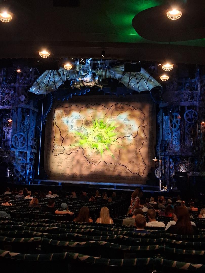 btlacreviews's tweet photo. Here is the link for my theatre review of Wicked at the Apollo Victoria Theatre in London - 8th August 2026

https://t.co/KUxXNXyoZk

#WickedUK #TheatreReviewer #TheatreVibes #BehindTheLensAndCurtain #ApolloVictoriaTheatre https://t.co/RGFSEdmthA