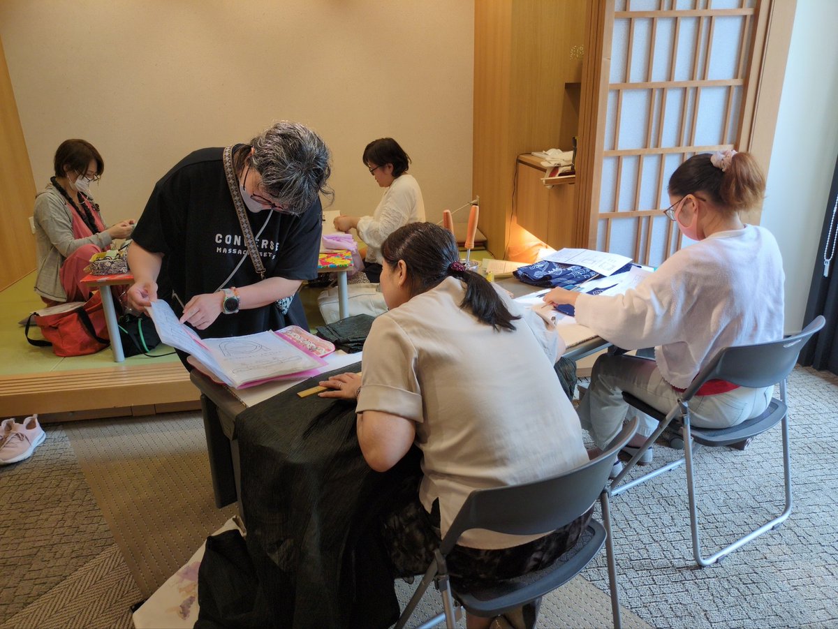kimonostation's tweet photo. 本日8月9日(日)、#ちくちく和裁教室 を開催🪡
⁡
今日は、振袖用の長襦袢から普通の長襦袢への仕立て替えが完成!!裄丈も直してぴったりマイサイズになりました💕
大きな花柄の浴衣も完成!!この夏に大活躍しそうですね☺

#ちくちく和裁教室
#和裁 #和裁教室
#きもの #着物 #ゆかた 
#手作りきもの https://t.co/Lahq6InlS2