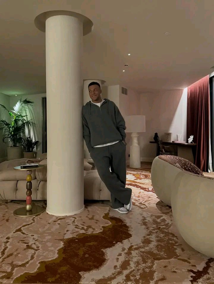 U_prime06's tweet photo. Day 13 of posting Mbappe until he wins the ballon d'or https://t.co/DhFm78B2hy