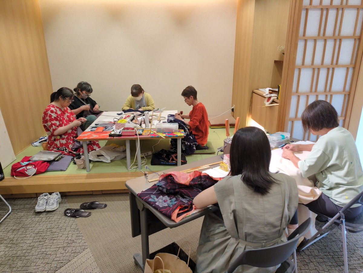 kimonostation's tweet photo. 本日8月9日(日)、#ちくちく和裁教室 を開催🪡
⁡
今日は、振袖用の長襦袢から普通の長襦袢への仕立て替えが完成!!裄丈も直してぴったりマイサイズになりました💕
大きな花柄の浴衣も完成!!この夏に大活躍しそうですね☺

#ちくちく和裁教室
#和裁 #和裁教室
#きもの #着物 #ゆかた 
#手作りきもの https://t.co/Lahq6InlS2