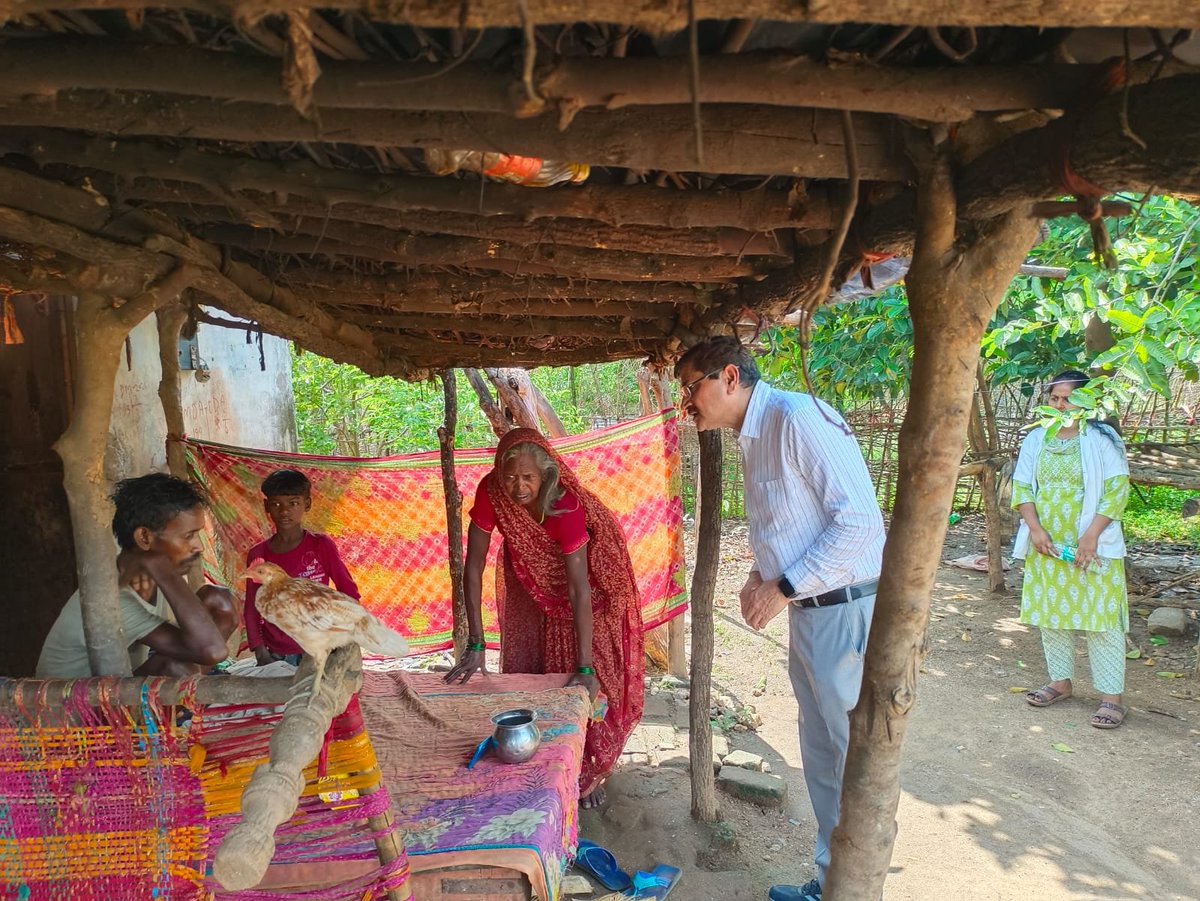 DKoderma's tweet photo. जिला यक्ष्मा पदाधिकारी-कोडरमा, डॉ रमन कुमार ने दिनांक 08/08/2026 को meghatri कोडरमा में दो ईलाजरत टीबी मरीजों के घर का भ्रमण किया इस दौरान उनकी ईलाज़ एवं स्वास्थ्य स्तिथि की जानकारी ली साथ हीं मरीज के संपर्क में आये सस्पेक्ट व्यक्तियों की भी जांच की। #TBmuktkoderma
#TBmuktBhart https://t.co/VdlLPLeSDW