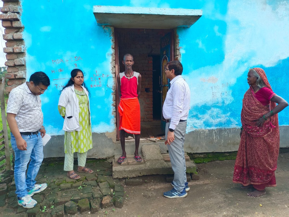 DKoderma's tweet photo. जिला यक्ष्मा पदाधिकारी-कोडरमा, डॉ रमन कुमार ने दिनांक 08/08/2026 को meghatri कोडरमा में दो ईलाजरत टीबी मरीजों के घर का भ्रमण किया इस दौरान उनकी ईलाज़ एवं स्वास्थ्य स्तिथि की जानकारी ली साथ हीं मरीज के संपर्क में आये सस्पेक्ट व्यक्तियों की भी जांच की। #TBmuktkoderma
#TBmuktBhart https://t.co/VdlLPLeSDW