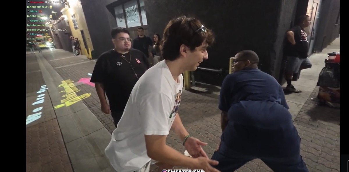 Lpoll288390's tweet photo. Man wtf going on in sweater stream https://t.co/WkSjZBjJFQ