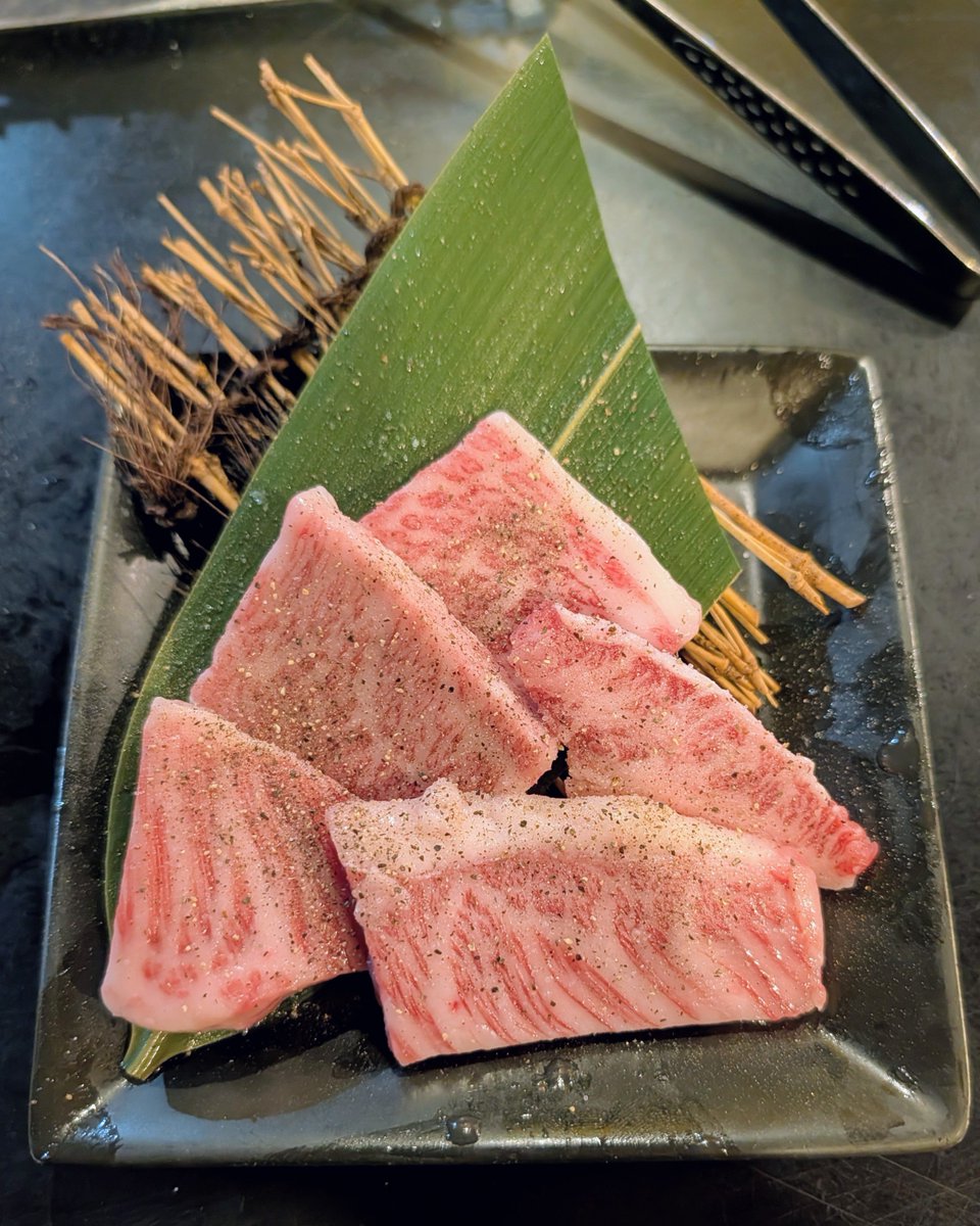 closs33's tweet photo. #closs酒場
黒毛和牛カルビ
塩コショウにたっぷりわさびで。

子持ちシシャモ
ゆうこりんがこりん星ではなく木更津から来ていたように、北海道ではなく北大西洋で穫れたキャペりんに感謝しつつ炭火で炙ります。 https://t.co/tWjNshU9Rl