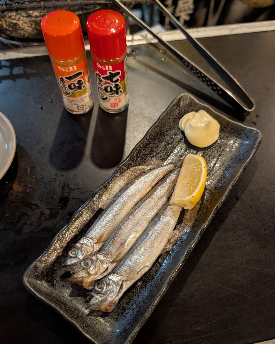 closs33's tweet photo. #closs酒場
黒毛和牛カルビ
塩コショウにたっぷりわさびで。

子持ちシシャモ
ゆうこりんがこりん星ではなく木更津から来ていたように、北海道ではなく北大西洋で穫れたキャペりんに感謝しつつ炭火で炙ります。 https://t.co/tWjNshU9Rl