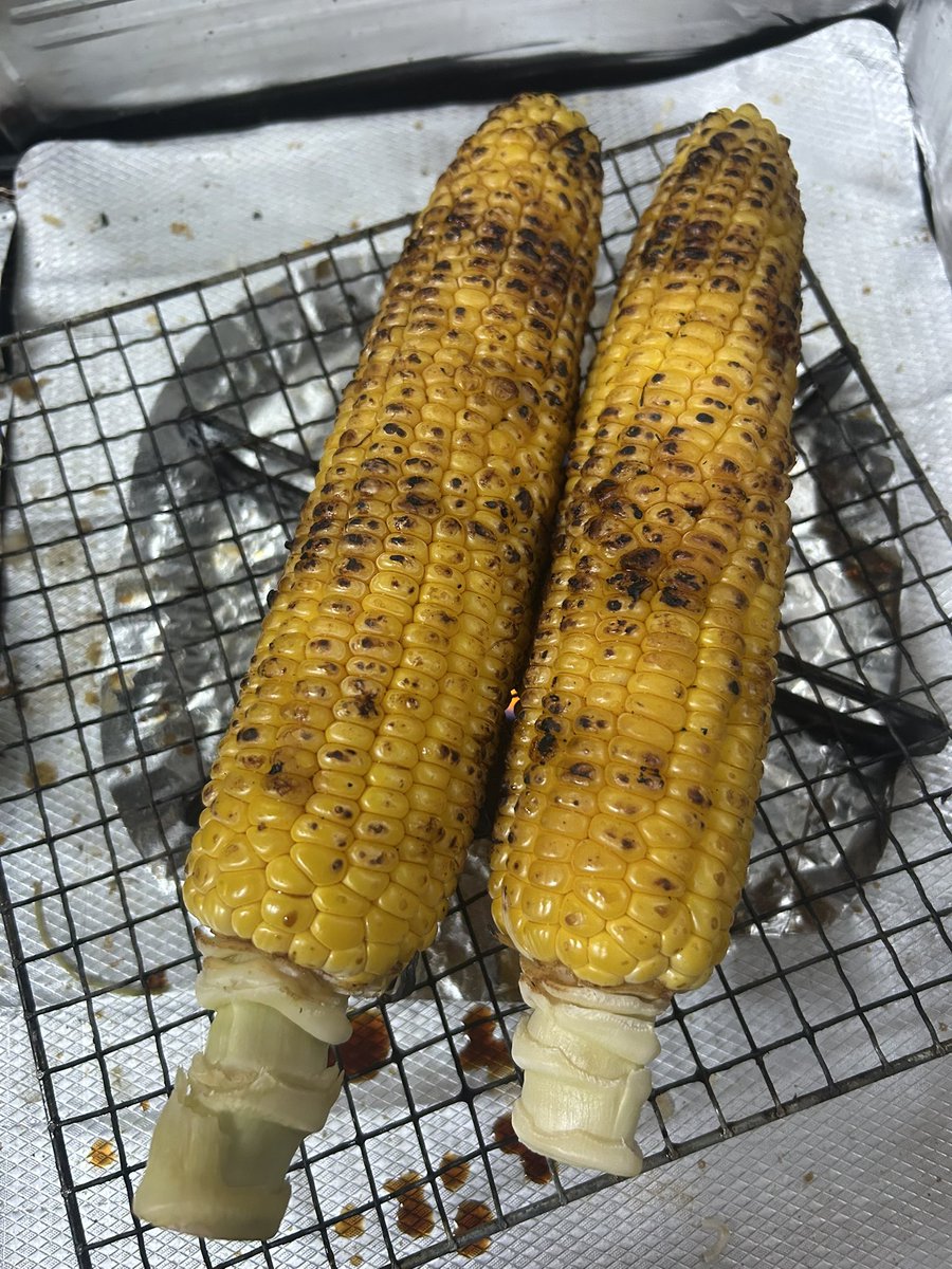 Hayashi_Hitomi's tweet photo. みて、この立派なとうもろこし🌽🌽
長野県の信濃町で野菜を育てる友達からの頂き物。
信濃町はとうもろこしで有名な町なんだよ☺️✨

粒が大きくて瑞々しくておいしかったあー
#飯テロ　#長野　#信濃町　#とうもろこし https://t.co/81zvVXGCKz