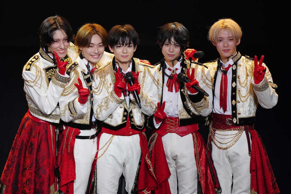 basaega053's tweet photo. 【囲み取材】

🎤それではぎゅっと寄ってください

で、王子様2人を包みこんでしまう、また別の王子様がいて大横転大赤面 https://t.co/Rtkss2MlF3