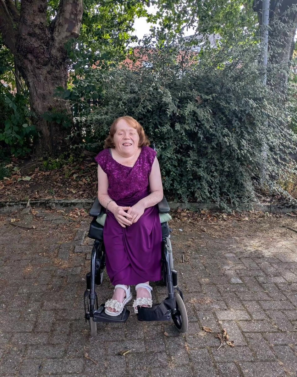 EyeMakeupSarah's tweet photo. A photo taken of me yesterday evening 8th August when I went out, I got this dress from Vinted. My Vinted is @MeSarahLou1984 , I am reselling and selling mostly clothes on my Vinted.

#dress #fashion #scoliosis https://t.co/Ev1SBBN7pI