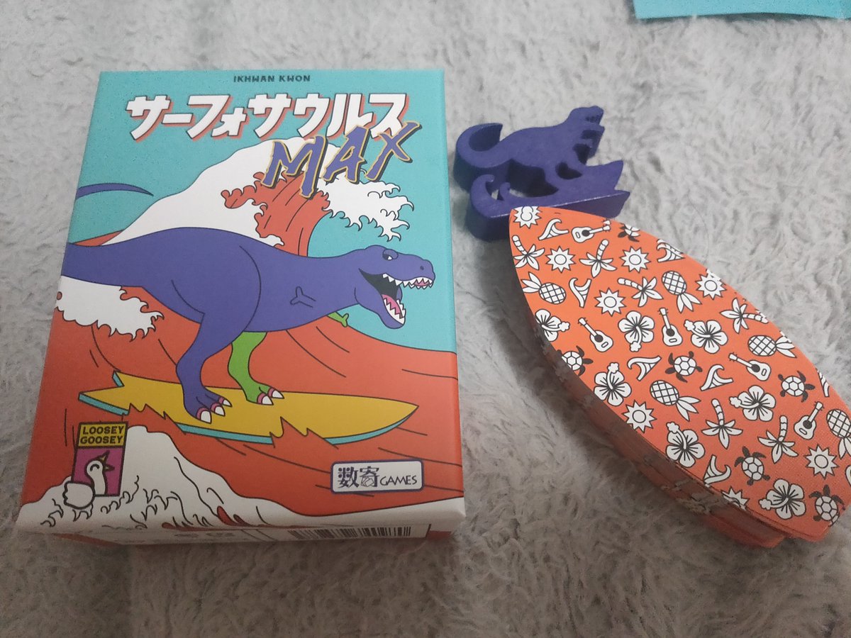 dragonvangard's tweet photo. 頭悪そうなゲームがあったから買ってみたけど、サーフィンボード形のカードシャッフルさせられるし、スタプ駒の造形妙に凝ってるし、早速頭悪い https://t.co/y07KSMo4jt