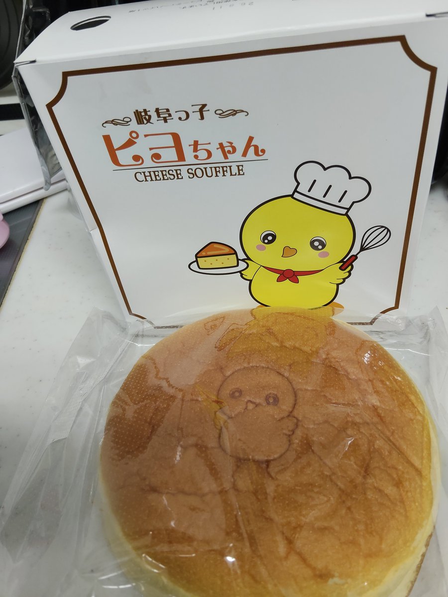 MitarashiPan's tweet photo. りくろーが恋しくても遠くて無理なんだ🥲
そんな時ピヨちゃんに出会った。
いいじゃない！ピヨちゃん🐥
おいしかったよ🧀
いや、空��だったよ😇 https://t.co/Tpwwiq7aQT