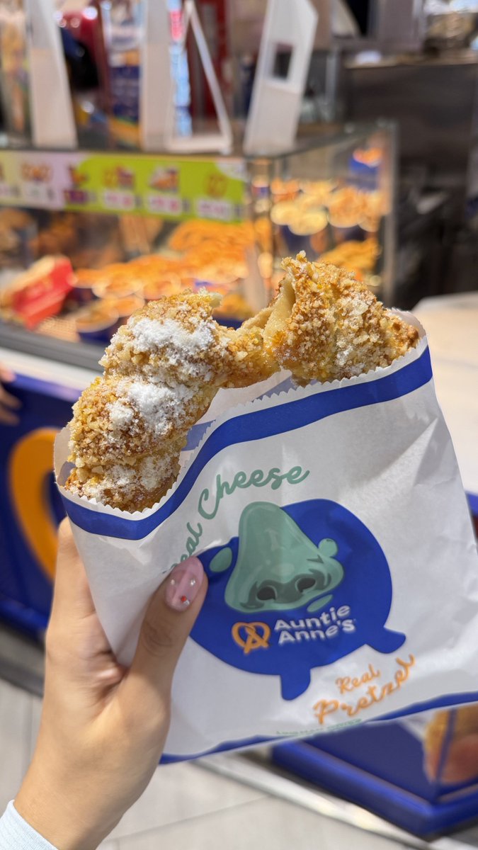 callmevns's tweet photo. เพรทเซลชาชีส ของอ้านตี้แอนส์ x โนสที อร่อยมากสู 😭😭😭 อบมาร้อนๆ ไส้เยิ้มๆ หอมชามาก กุจะตราย ในราคา 69 ชิ้นใหญ่โคตรๆ ตรงปกไม่จกตา https://t.co/YJlSrRsT4T