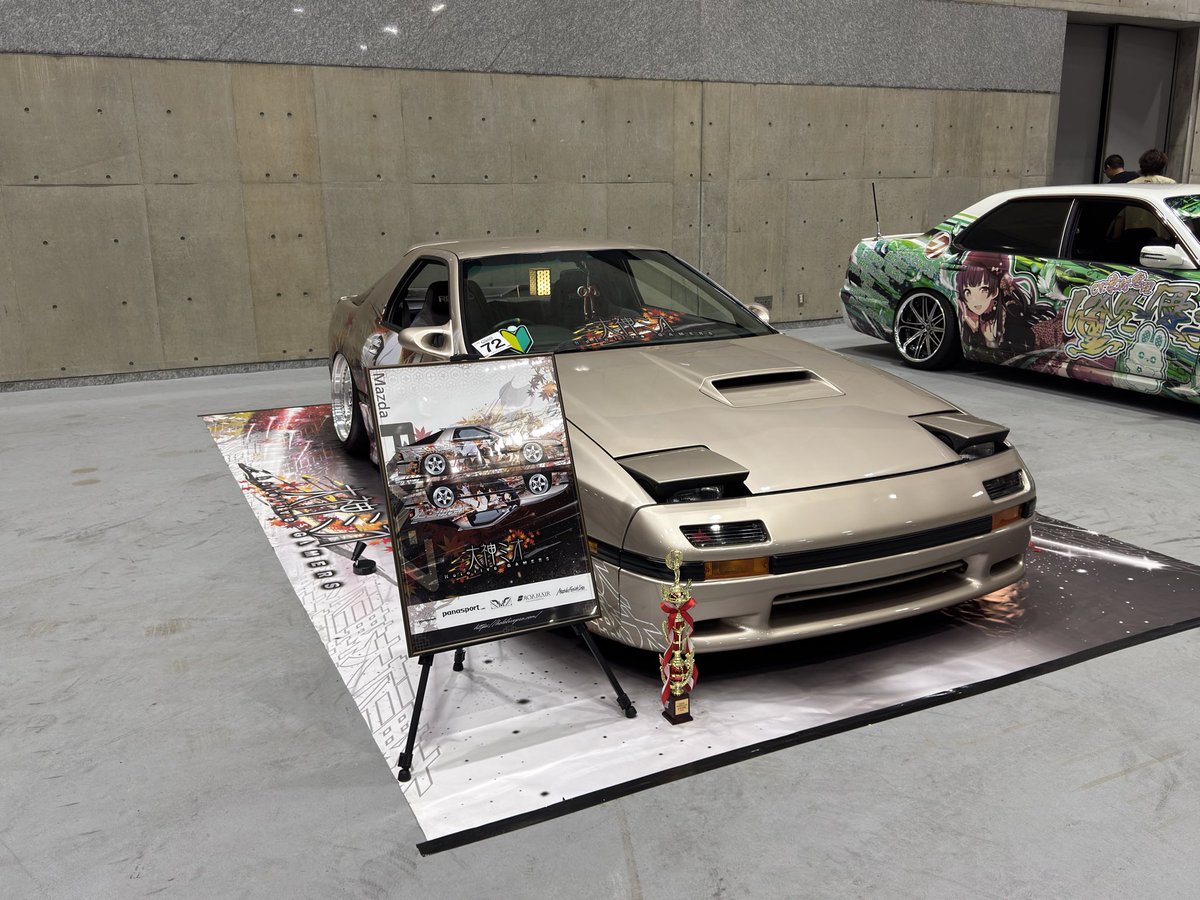 tys04f's tweet photo. NIGT2026にて
ルーキークラスでアワードいただきました！

これまでで一番気合入れて準備してきたイベントだったので選ばれて嬉しいです☺️
来月で痛車歴1年になるので次からは初心者マークなしで頑張ります💪
#NIGT2026 https://t.co/4q218j0Ygd