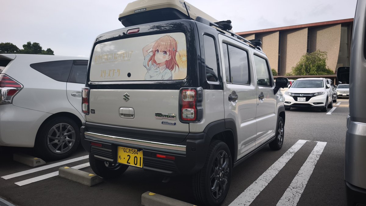 seleslond's tweet photo. 金沢到着したのでご報告！
リアガラスに花帆ちゃん施工しました！
イラストは前回くりーむ先生(@Vcream_unknow )にサイド用に書き下ろしていただいた物を使わせていただきました！
見晴らし台ではなく
県立図書館でのご報告になったのは、、、
後々わかるかと思いますのでしばしお待ちを、、、 https://t.co/09NpTUZe9t