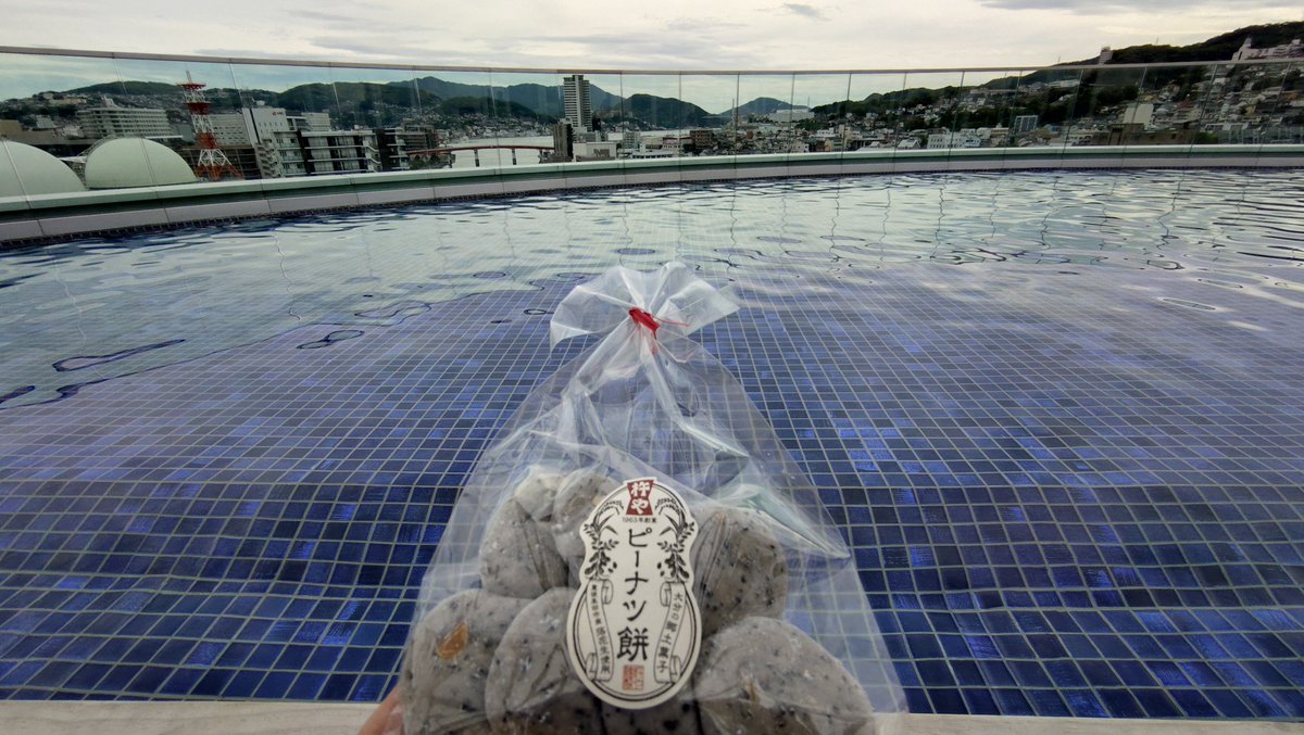 castellaski's tweet photo. 今日のおやつはもう定番になりつつある大分県ぶんごたかだ市から直輸入した【杵や】のピーナツ餅、今日は黒ごま味！
ピーナツ餅は何味でもおいしい😋

おまけ
今日のあざとい
#りちゅめし https://t.co/eaLqYataUv