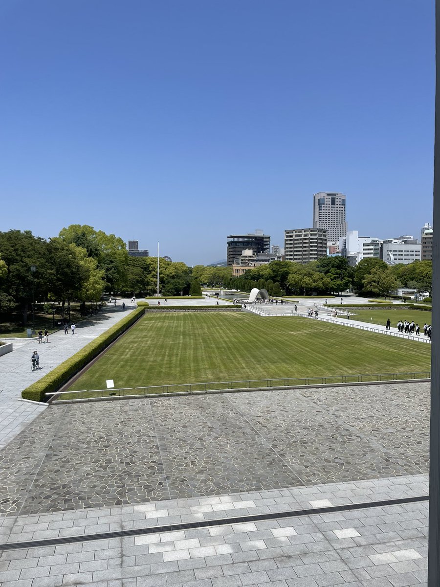 moritaku_htv's tweet photo. 広島平和公園にある慰霊碑の文への様々な声を見ました。

安らかに眠って下さい
過ちは繰り返しませぬから

その真意は、原爆資料館本館展示を終えたあと、慰霊碑に向かう窓ガラス廊下の所に記してあります。
ここを訪れ、原爆の実相に触れた方にお伝えしている、ヒロシマの心です。

今日は長崎の日。 https://t.co/CXIShMtih1