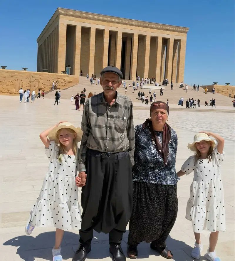 posttmodern's tweet photo. 34 yıl sonunda tüp bebek ile çocuk sahibi olan baba Abuzer Doğan:

— Kızım Anıtkabir’de bir saat ağladı. ‘Baba ben ölürsem beni buraya gömün’ dedi.

— Çocuklarım doğduğunda sevinçten hastanenin kantinine indim bir süre sonra. Kantinde yaklaşık 500 kişi vardı. Hepsine çay ve simit ikram ettim.

— Yakınlarım bana sen de ye dediler ama simit boğazımdan geçmedi. Meğer babam vefat etmiş. Kızlarım doğduktan hemen sonra babam vefat etti. 

— Ömrüm boyunca çocuklarımı okutacağım.