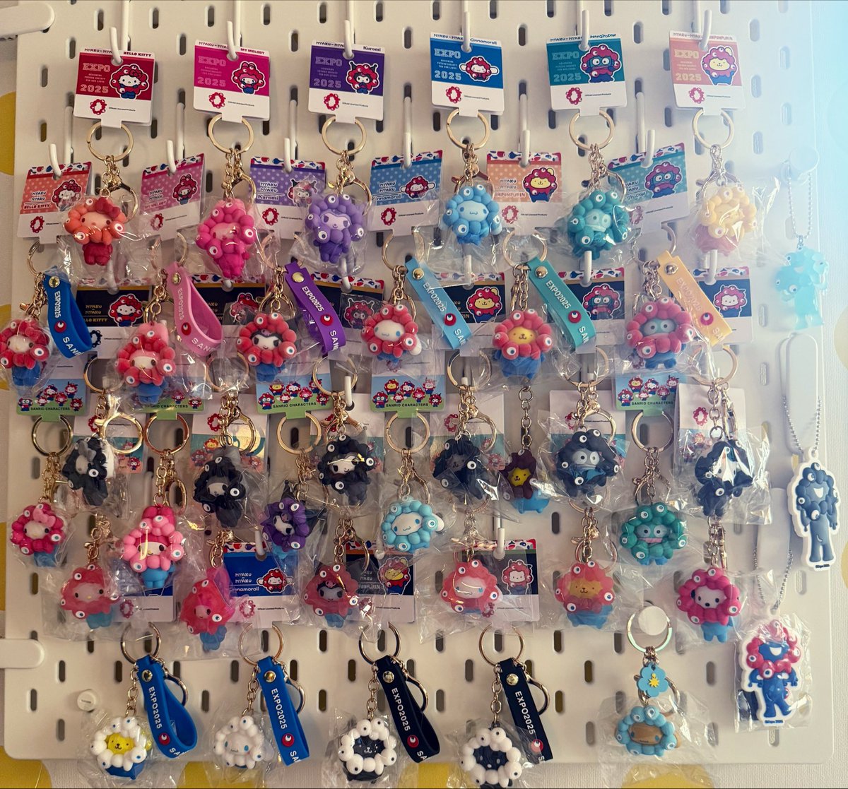 kaoru818's tweet photo. 全部買ってたらキリがないのでこれ以上は増やさない！もう新しい色出なくていいです！！まだ飾れてないものもあるんだ！！ https://t.co/ntEyZeLZ3T