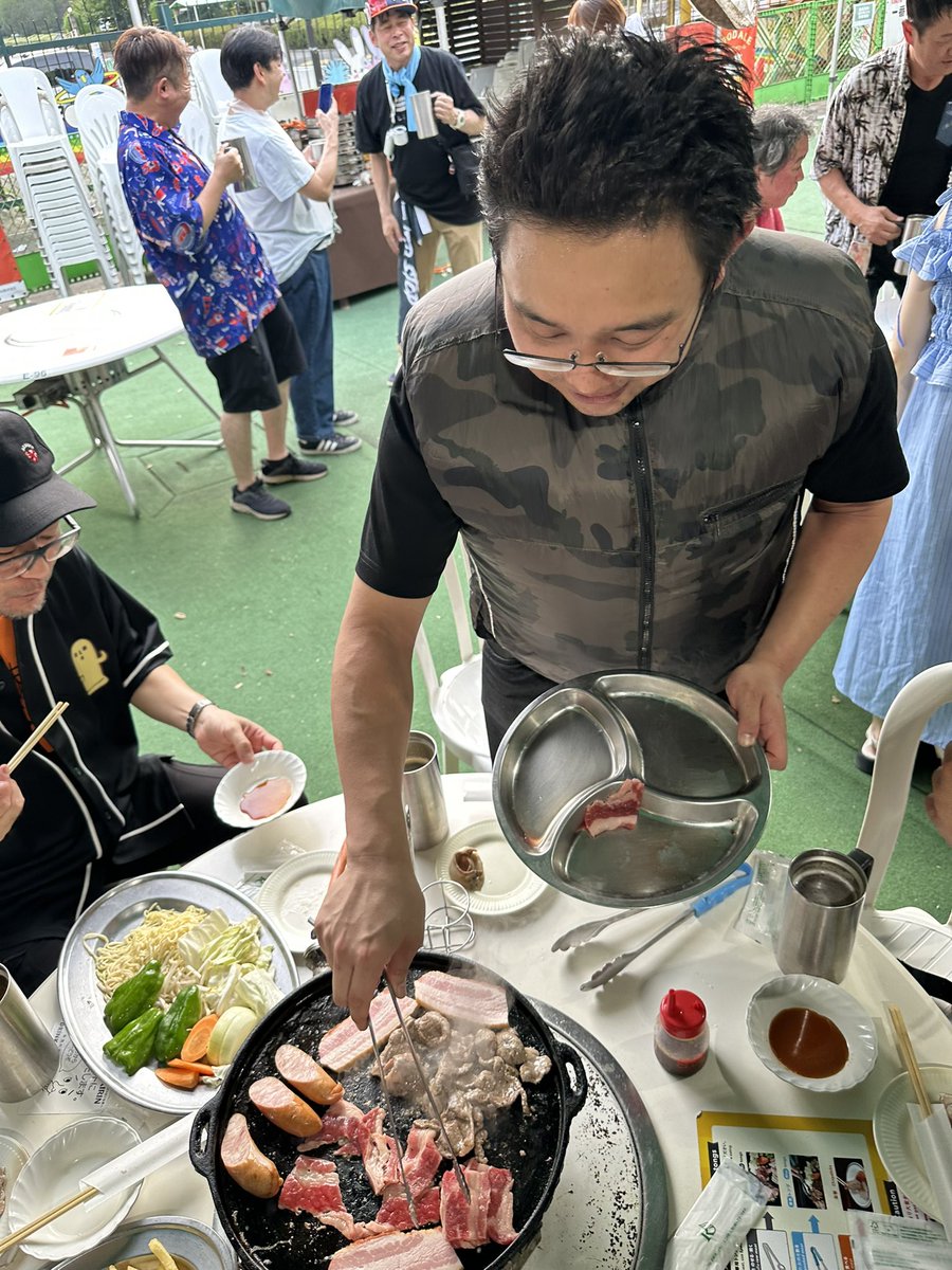 tsunta116's tweet photo. ニノさんに肉焼いてもらってる https://t.co/CH9Ffk8D2A