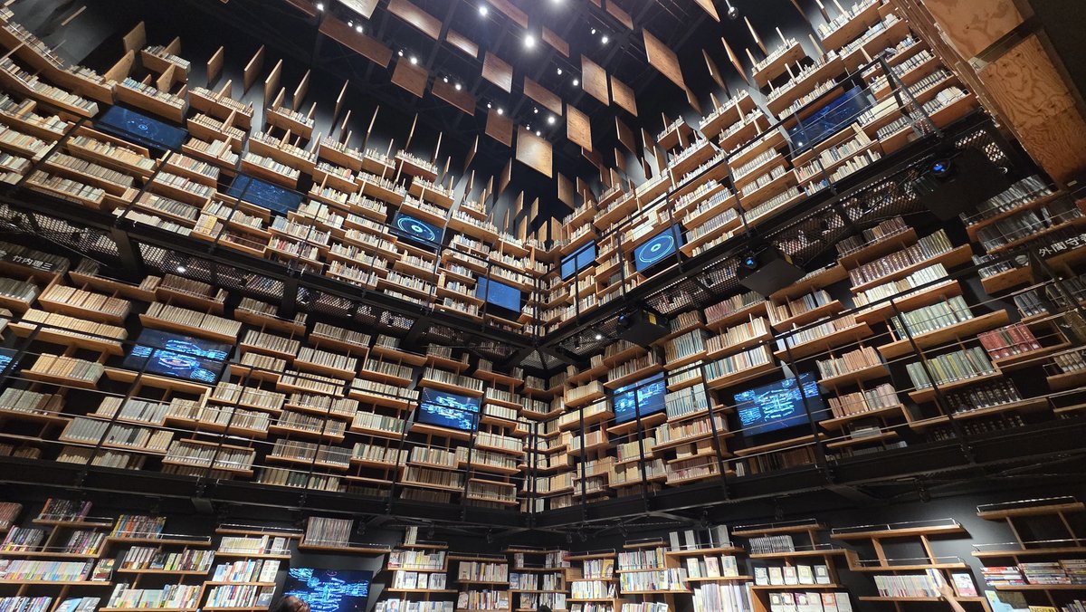 ZENEX_TorTra's tweet photo. 角川書店の歴史コーナーでは、創業者の思いや思想に触れられます。

大戦前後の厳しい言論統制にあったと知ると、何だか見る目も変わってきます。

そして4～5階の吹抜け本棚ではプロジェクションマッピングも。
本と人との関わりにフォーカスした映像美を食い入るように見ていました。 https://t.co/P9abvt24VJ