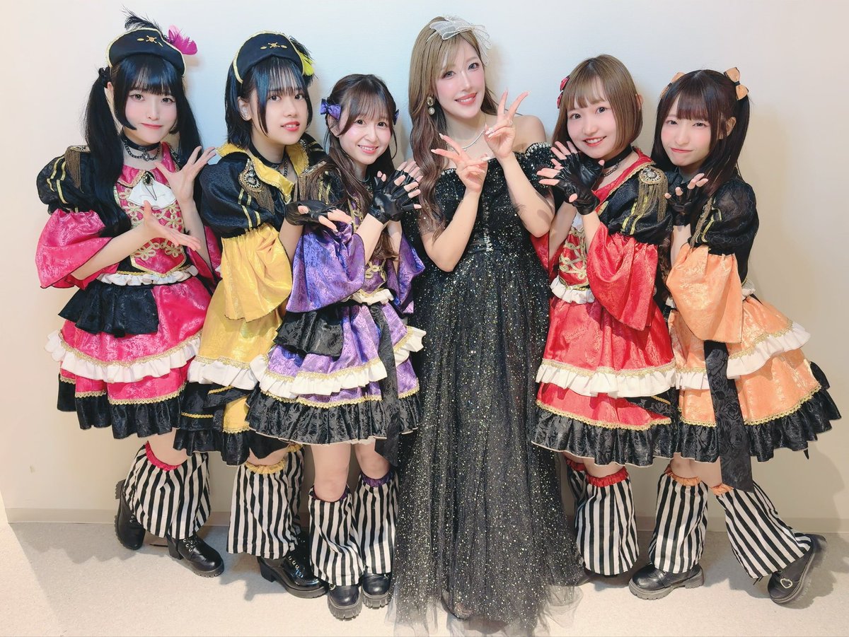 sakura3_circle's tweet photo. 埼玉MUSIC＆FOOD FESTIVAL🌟 
なんと…！😭元Berryz工房＆Buono!の
夏焼雅さんとお会いできました！（ ;  ; ）♡
初恋サイダーも聴けたの…！🙌ポジモンでもカバーさせていただいた大好きな曲💗
生で聴くことができて本当に感動でした！🥲

お写真本当にありがとうございました💐🤍 https://t.co/DKkJm2JUe8