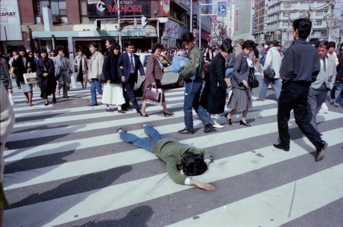 chikuwa5103's tweet photo. 初個展は1985年「とにカクやぁーだもんね！NO NUKE」PAX Gallery（目黒鹿鳴館の向いにあった）
die-inと反核デモの写真での展示
猛暑の蒼穹を仰ぎ見ながらTHE BLUE HEARTSの「1985」を聞く
写真は渋谷のスクランブル交差点 https://t.co/X4cum8u32t