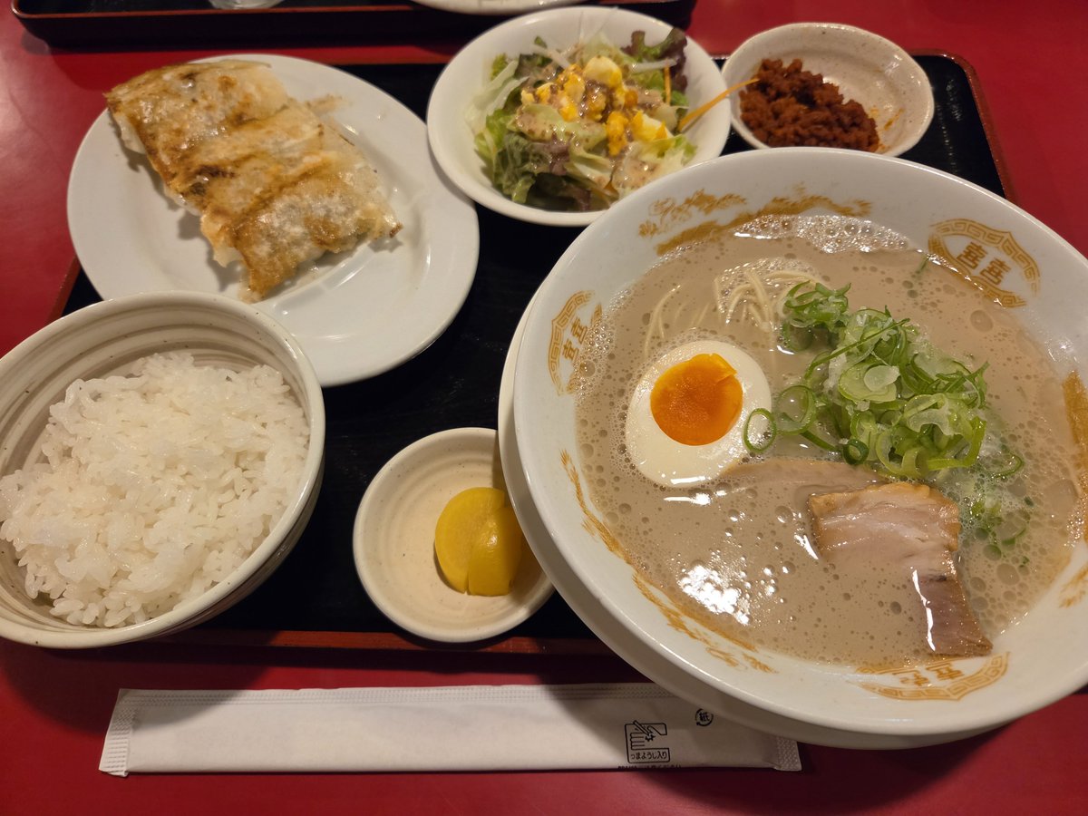 pu4pu4mkhs's tweet photo. 朝、広島カープの二軍の球場を下から眺めてからアノお店へ…月６日(隔週３日間)しか営業してなくて、なかなか行くタイミングなかったけどやっと来れた🍜

テレビでも見た店長さん、そのままだったよー😄ギョウザ定食に辛味噌トッピングして正解、炒飯旨し🫶
#由宇球場
#らあめん彩龍
#オモウマい店 https://t.co/069VOE4Nh2