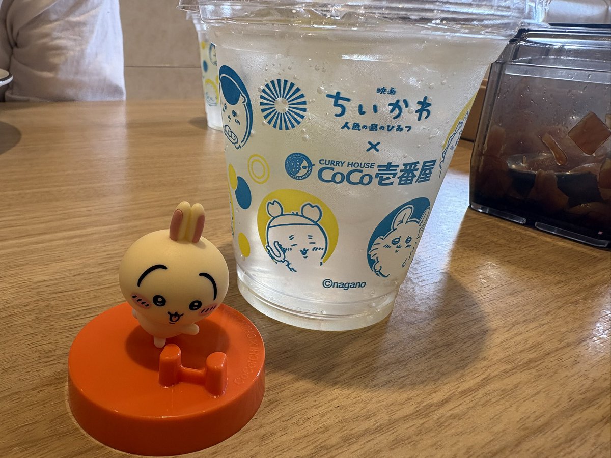 shin_bata's tweet photo. 嫁さんのお付き合いで、ちいかわコラボ中のCoCo壱へ🍛
周りの人もみんなレモンスカッシュ注文してたw https://t.co/f5qF5gMyTE