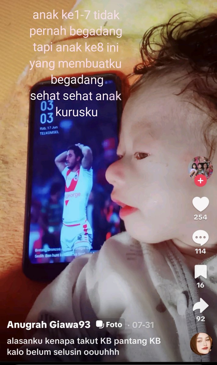 biduanssa's tweet photo. aku abis stalking akun ibu anak 8. IYA IBUNYA PUNYA 8 ANAK!

anak terakhirnya masih bayi (4bln) tapi beratnya cuman 2kg. pas baru lahir berat bayinya cuma 500gram, alias setengah kilo!

bayinya bukannya dikasi ASI malah disuapin bubur (pict 2)😀 disuruh KB tapi jawabannya "ga mau orang enak jadi bikinnya tiap malam" dan di pict ke-3 beliau bilang "gamau kb sebelum anaknya selusin"

setelah aku menyelam di akun ibu ini, anak2 yang lain katanya dititipkan di panti asuhan karna ga mampu dia menghidupi🥺

LAILAHAILLALLAHH...STOP MEMBANGUN KEMISKINAN STRUKTURAL!!